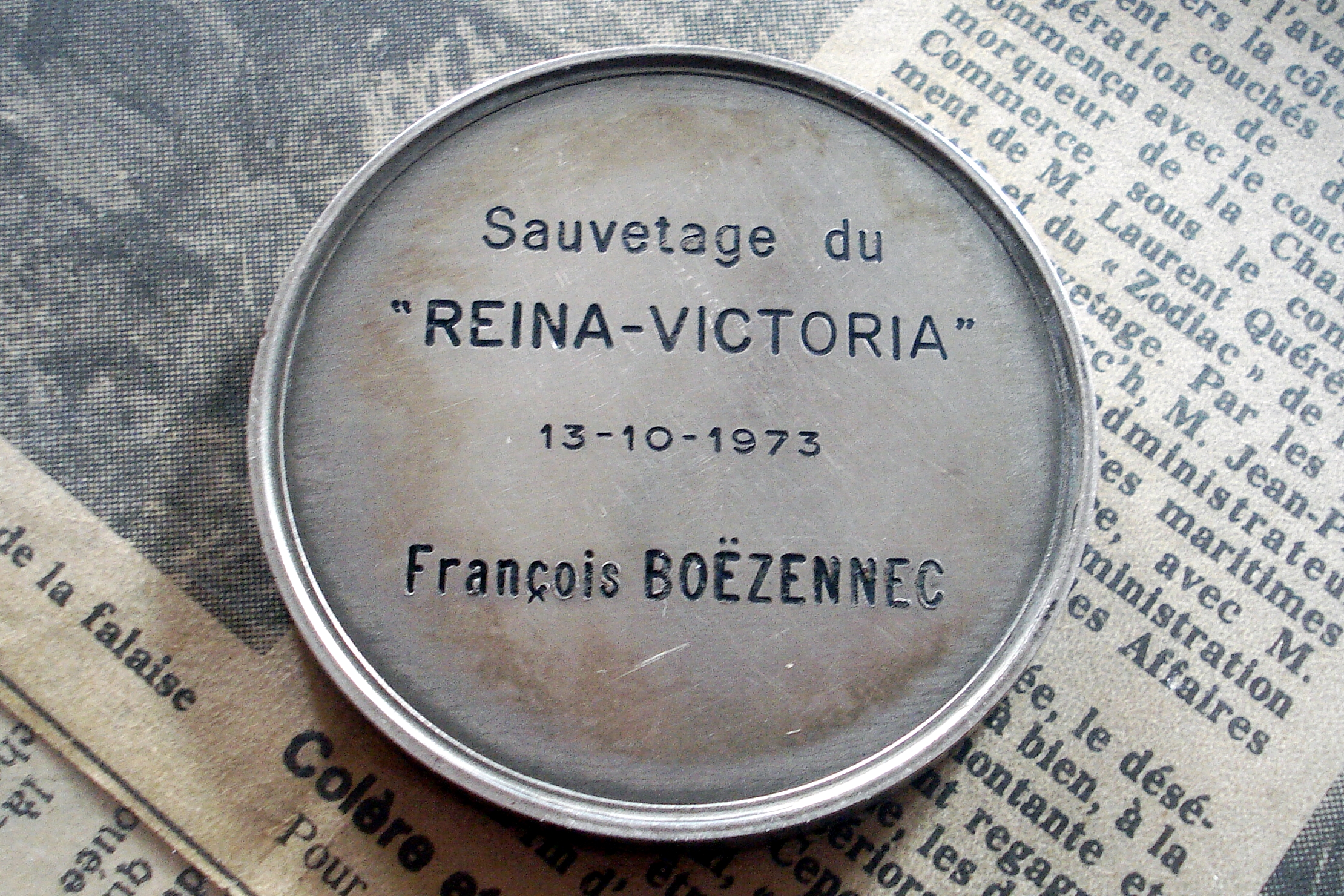 Source : Ronan Boëzennec. Médaille remise à l'équipage du Loup des Mers par la ville de Douarnenez en novembre 1973, pour le sauvetage du Reina victoria.