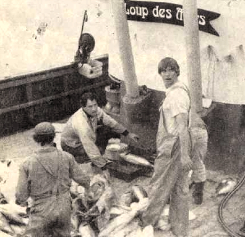 Source : photo communiquée par Jean-Claude Bourdon. En pêche. Debout, Ronan Boëzennec, le fils du patron.